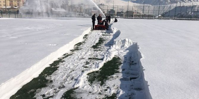 Hakkari Şehir Stadı Kardan Temizleniyor
