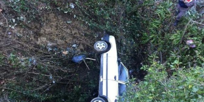 Sinop’ta Otomobil Uçuruma Yuvarlandı: 3 Yaralı