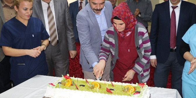 Devlet Hastanesi’ndeki 1 Ocak Doğumlu 45 Personel İçin Doğum Günü Partisi