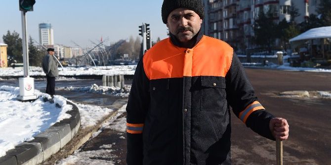 Uşak’ta Temizlik İşçisi Bulduğu 20 Bin Tl’yi Sahibine Teslim Etti