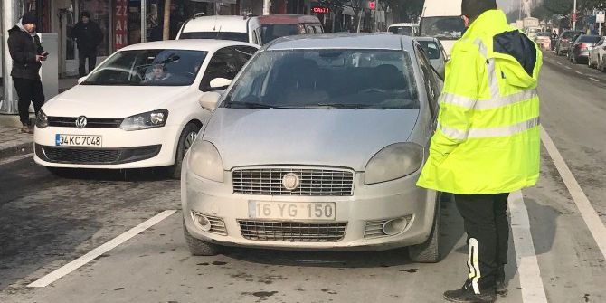 Yol Ortasında Bırakılan Otomobil Polisi Harekete Geçirdi