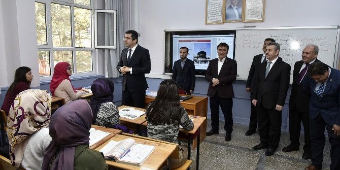 Vali Memiş’ten Öğretmen Ve Öğrencilere Moral Ziyaretleri