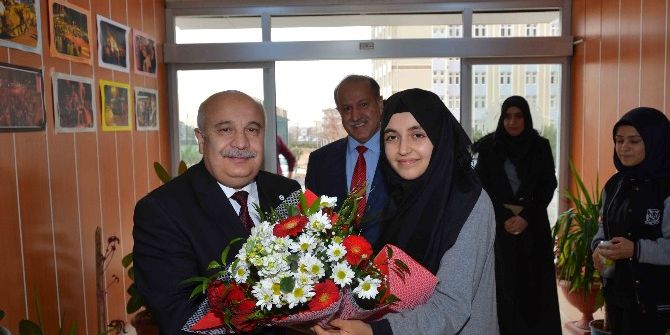 Rektör Gönüllü Lise Öğrencileriyle Bir Araya Geldi