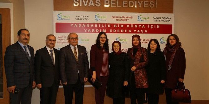 Vali Gül’ün Eşinden Gıda Bankası’na Ziyaret