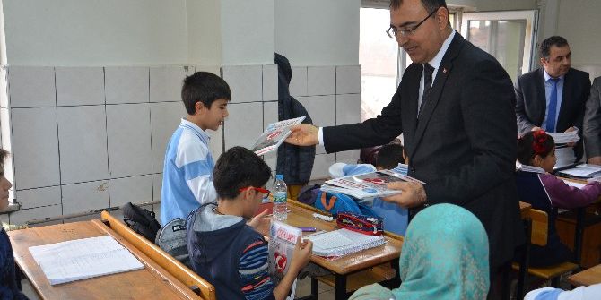 Öğrencilerin Hazırladığı “15 Temmuz En Uzun Gece” Adlı Dergiyi Vali Ali Tatlı Dağıttı