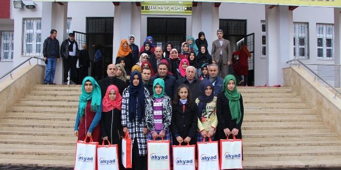 Akyad Öğrencilere Yadım Elini Uzattı