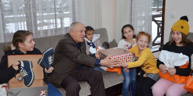 Kamil Dedeleri, Torunlarını Bu Yılbaşında Da Unutmadı