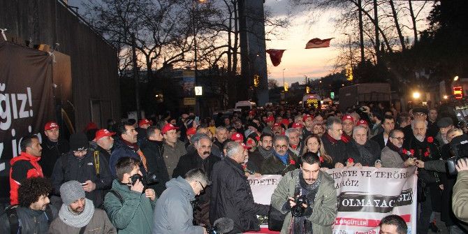 Sendika Üyeleri Saldırının Yaşandığı Kulübün Önüne Karanfil Bıraktı