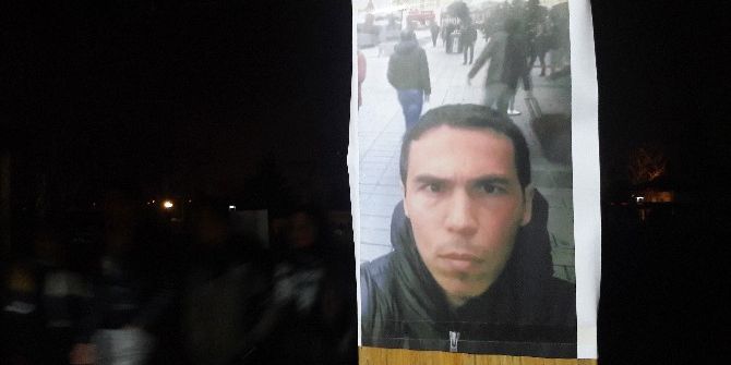 Teröristin Fotoğrafı Parklara Asıldı