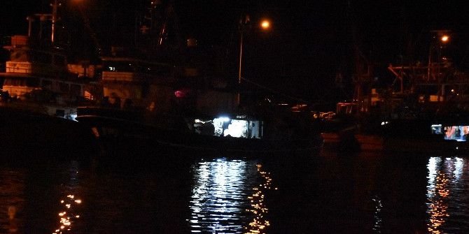 Limana Sığınan Balıkçı Teknesinin Mürettebatı Hastaneye Kaldırıldı