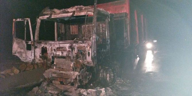 Seyir Halindeki Tır Alev Alev Yandı