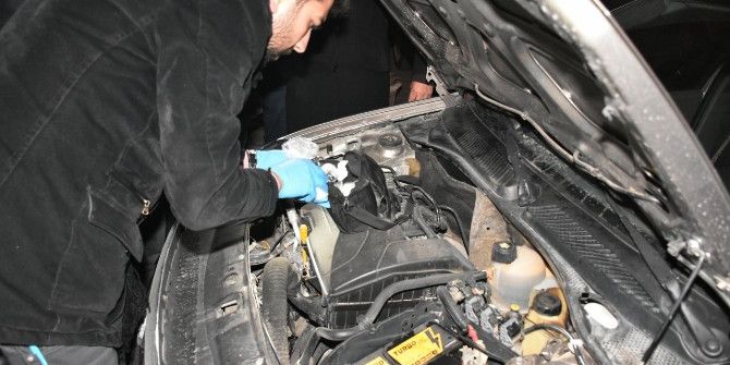 Otomobilin Kaputunda Uyuşturucu Ele Geçirildi