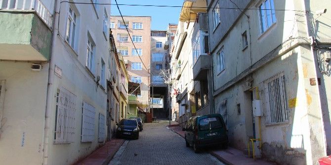 5 Katlı Binanın Altından Sokak Geçiyor