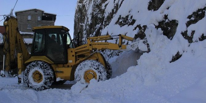 Hakkari’de 15 Mahalle Yolu Ulaşıma Açıldı