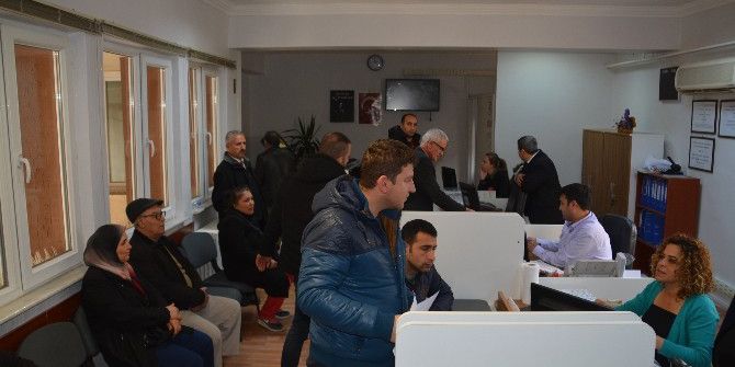 Nüfus Müdürlüklerinde Yeni Kimlik Kartı Kuyruğu