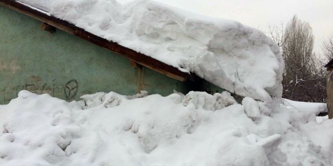 Bitlis’te Tek Katlı Evler Kara Gömüldü