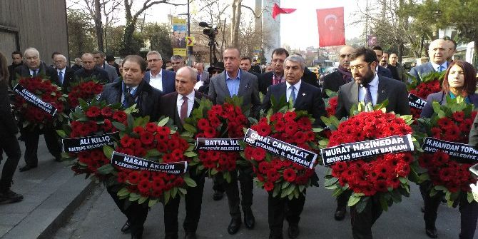 Chp’li Belediye Başkanları Reina Önünde Hayatını Kaybedenleri Andı