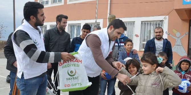 Üniversite Öğrencilerinden Okullara Yardım