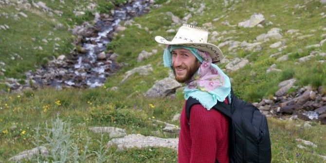 Her Yerde Gri Ojeli Kızı Arıyor