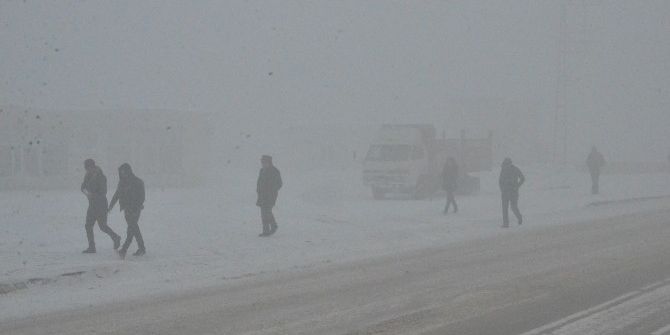 Soğuk Hava Yüksekova’da Hayatı Felç Etti