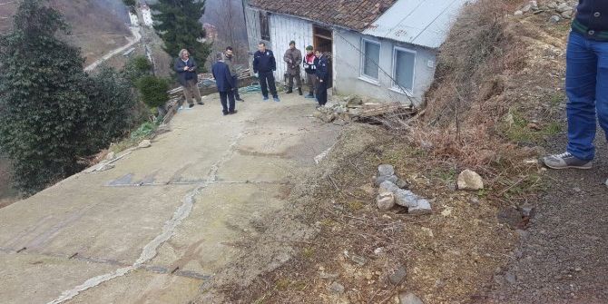 Cinnet Geçiren Şahıs Annesi İle 3 Kardeşini Silahla Vurarak Öldürdü