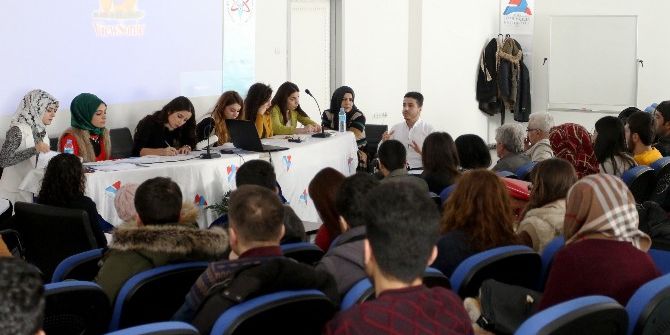 Üniversite Öğrencileri Münazara Düzenledi