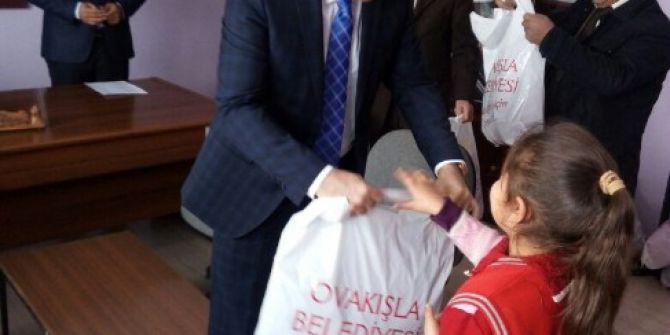 Ovakışla Belediyesinden Öğrencilere Giysi Yardımı