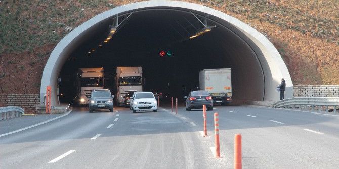 Kamyoncular, Yavuz Sultan Selim Köprüsü Ve Otoban Ücretlerini Protesto Etti