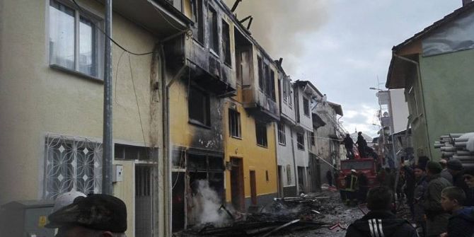 Eskigediz Beldesindeki Yangında 4 Ev Kullanılamaz Hale Geldi