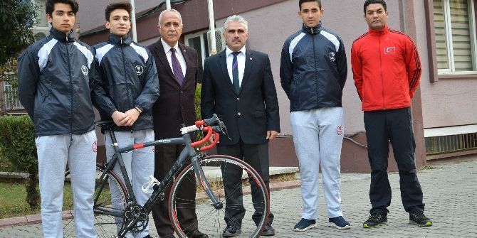 Milli Mücadele’nin Başladığı Pozantı’dan Aldıkları Türk Bayrağını Adana Valisi Demirtaş’a Teslim Edecekler