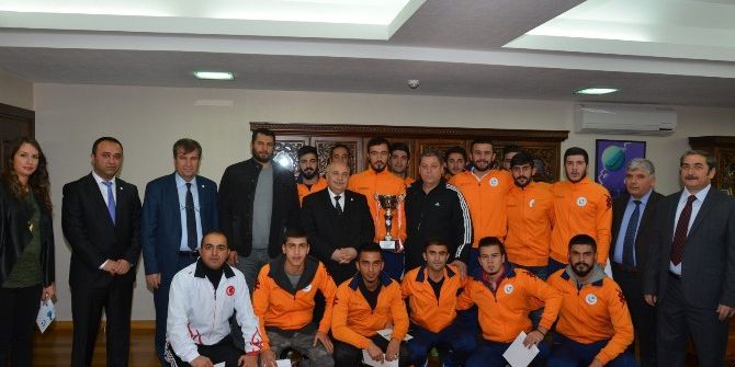 Şampiyonlardan Rektör Gönüllü’ye Ziyaret