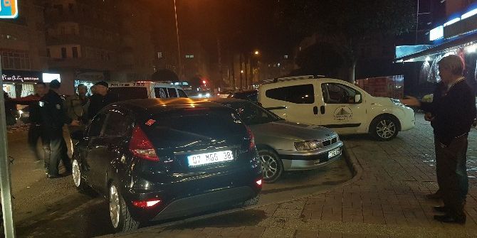 Otomobil Kaldırıma Yayaların Arasına Daldı: 4 Yaralı