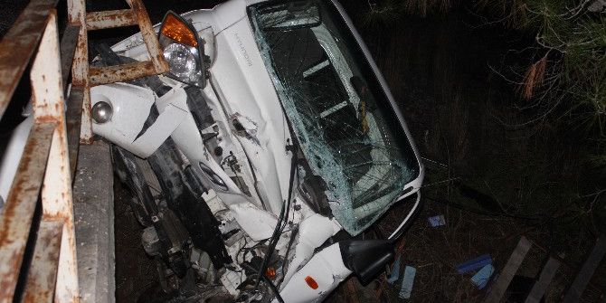 Kamyonet Korkuluklarda Asılı Kaldı