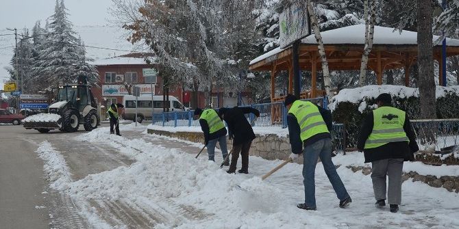 Seyitgazi Belediyesi’nden Karla Kesintisiz Mücadele