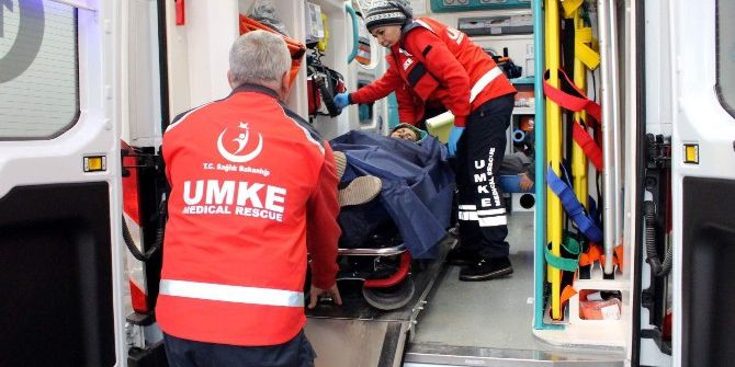 Otomobil İle Elektrikli Bisiklet Çarpıştı: 2 Yaralı