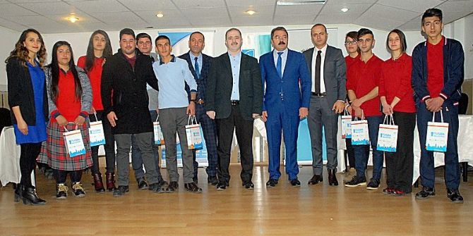 Tuşba’da ‘Fikirler Konuşuluyor’ Münazara Yarışması Düzenlendi