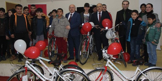 Vali Dağlı Bisiklet Dağıttı