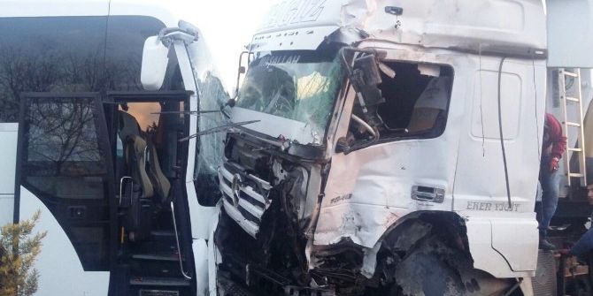 Ehliyetsiz Sürücü 3 Araca Çarpıp Lokantaya Daldı: 1 Ölü