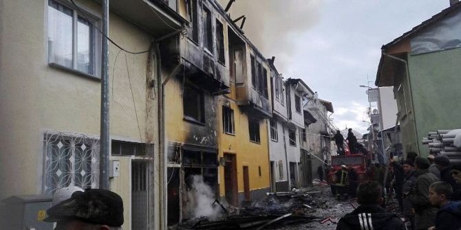 Eskigediz’de 4 Ahşap Ev Yandı
