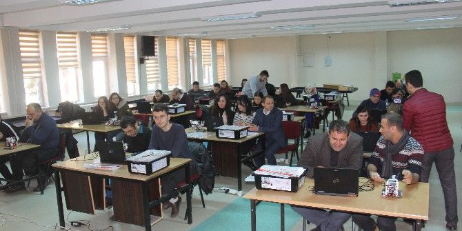 Öğretmenlere Temel Robotik Eğitimi Veriliyor