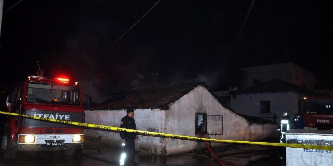 Yangın, Müstakil Evi Küle Çevirdi