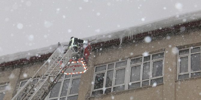 İtfaiye, Vatandaş İçin Tehlike Oluşturan Buz Sarkıtlarını Temizliyor