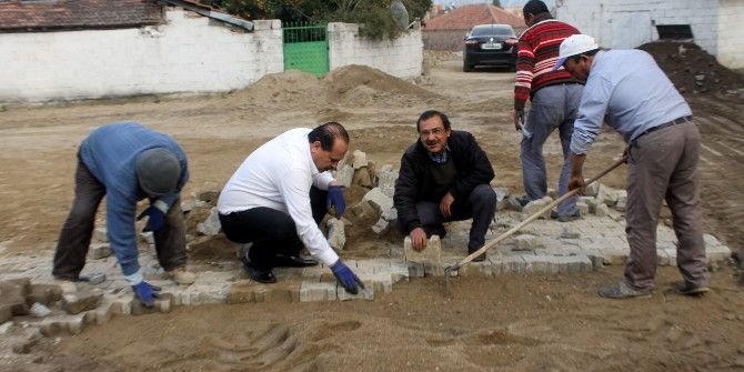 Başkan Ozan, Mahalle Muhtarıyla Birlikte Parke Taşı Döşedi