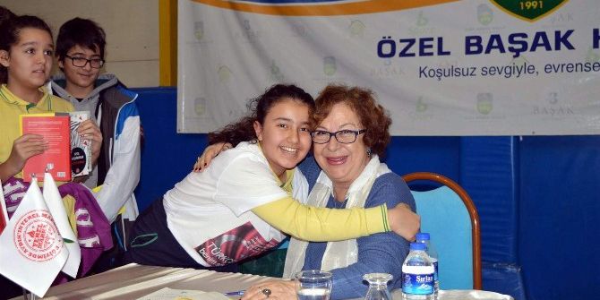 Feyza Hepçilingirler, Başak Koleji Söyleşi Ve İmza Günü Düzenledi