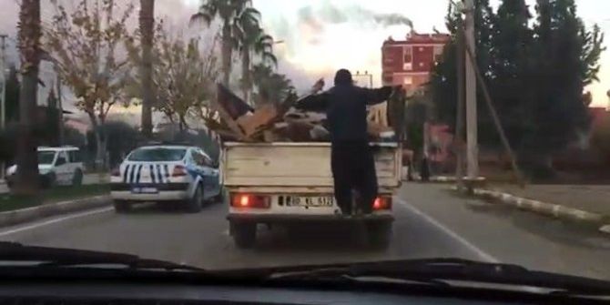 Kamyonet Kasasında Tehlikeli Yolculuk