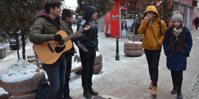 Aşırı Soğuk Havaya Rağmen Harçlıklarını Çıkartmak İçin Müzik Yapıyorlar