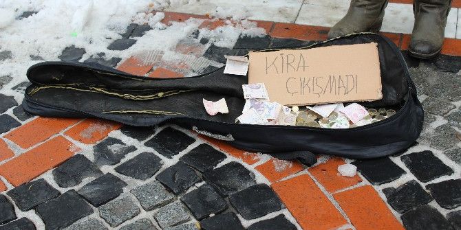 ‘Kira Çıkışmadı’ Notuyla Buz Gibi Havada Şarkı Söyledi