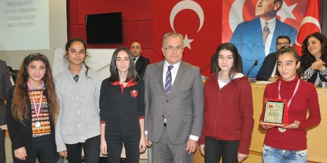 Kurtuluş Koşusu’nda Derece Yapan Öğrenciler Ödüllerini Aldı