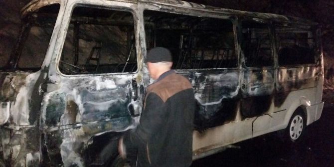 Minibüs Alev Alev Yandı, Sürücü Canını Zor Kurtardı