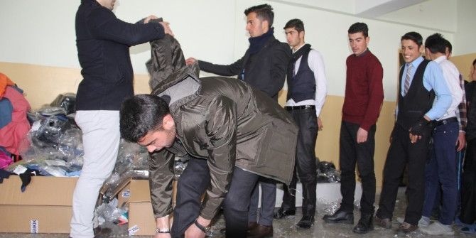 Başkale Kaymakamı Öztürk, 2 Bin Öğrenciye Yardım Eli Uzattı